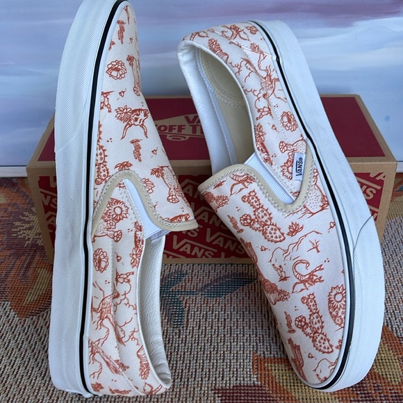 Vans Men’s Classic Slip-On 
Desert Vibes Turtledove/Tr Wht
VN0A5JLX8NL
Sneakers - Picture 12 of 16